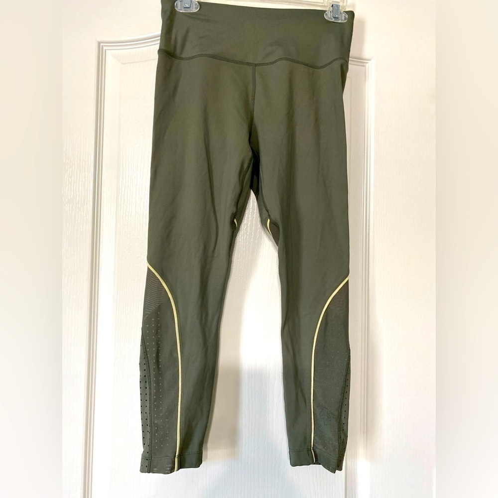 AVIS Active Moisture Wicking Capri Leggings Women’s Size 4-6